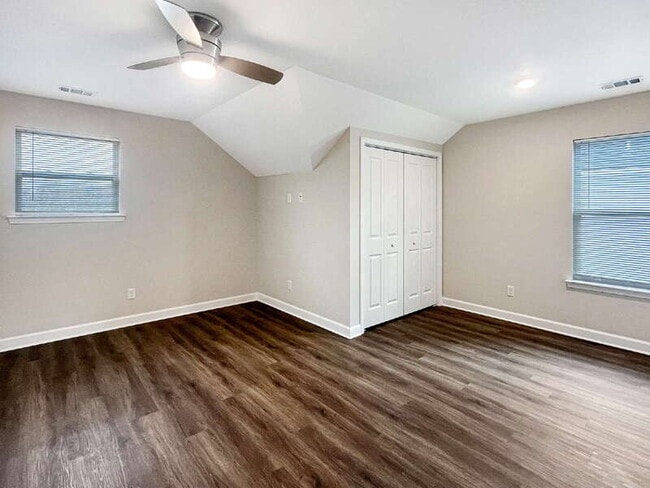 Building Photo - 39 Travis St