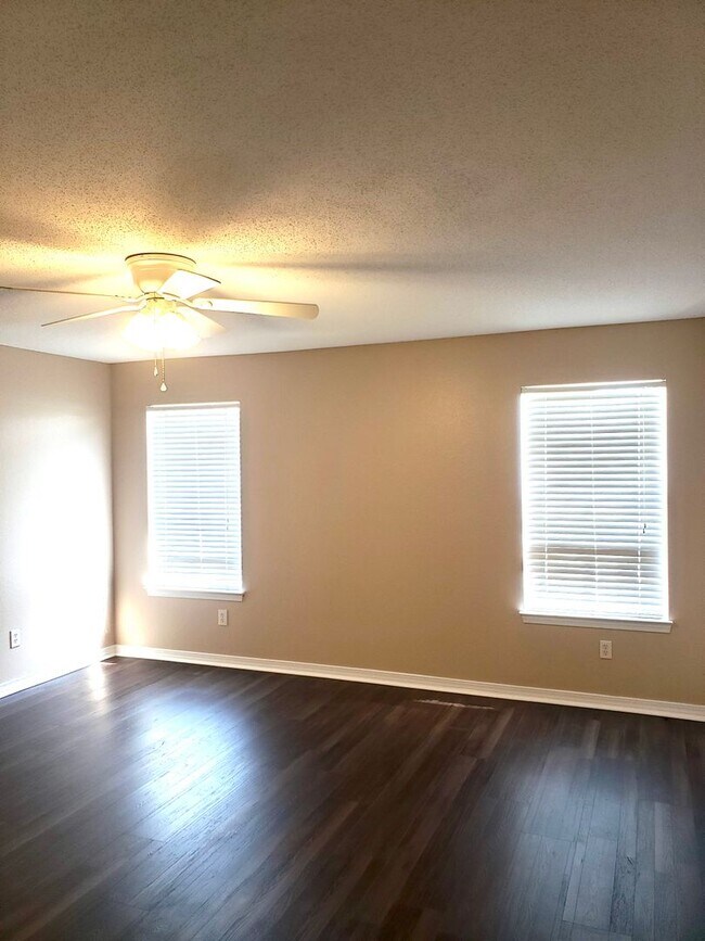 Building Photo - Beautiful home with Swimming Pool in the Hammocks. 4 bedroom 2 bath -Pool lawn service included!!!