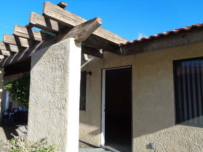 Building Photo - COMING SOON!! 2 Bed 1 Bath Apartment in Ca...