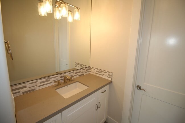 Building Photo - 2104 E Las Palmas Dr