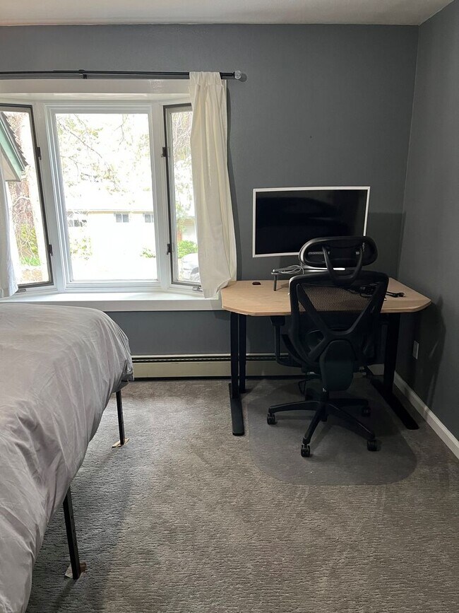 Building Photo - Quiet 4Bd 2Ba home avail. for a 3-5 month Seasonal Lease! Avail. Call and inquire today!