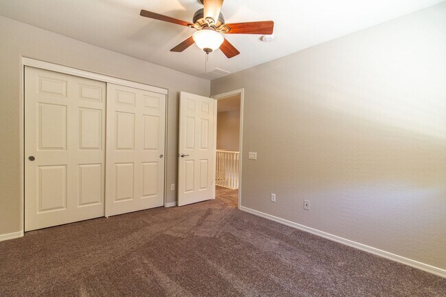 Building Photo - Check Out This Bright & Cheery Home