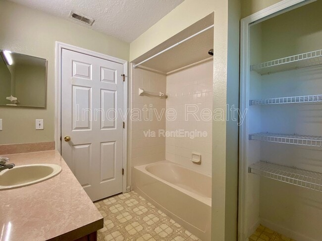 Building Photo - 564 Pinehurst Cove