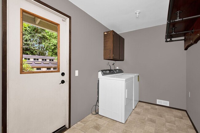 Building Photo - Cottage Lake RV Parking Garage/Shop Plus N...