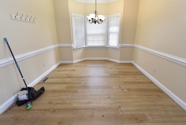 Building Photo - 3924 Hampton Dr