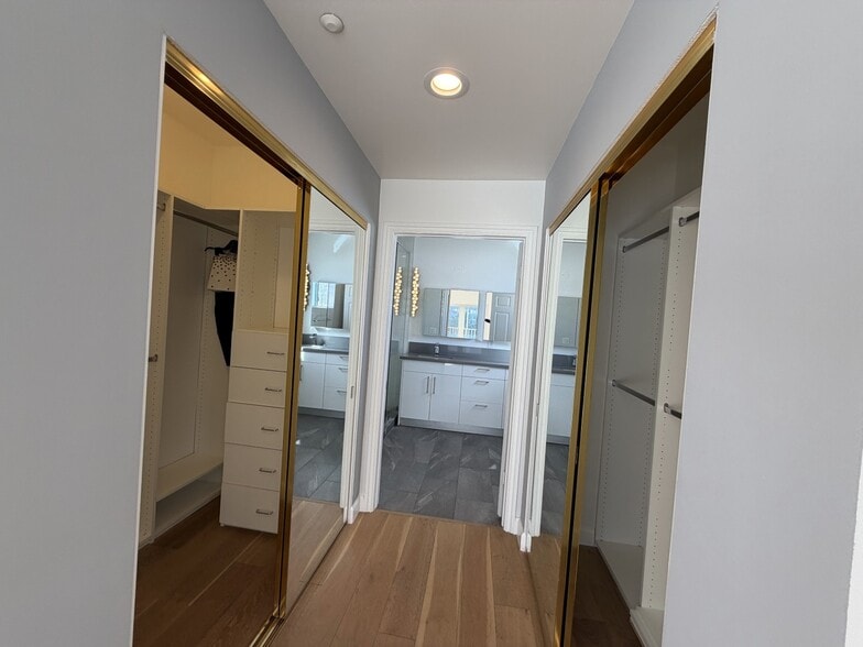 Building Photo - 1247 Barry Ave