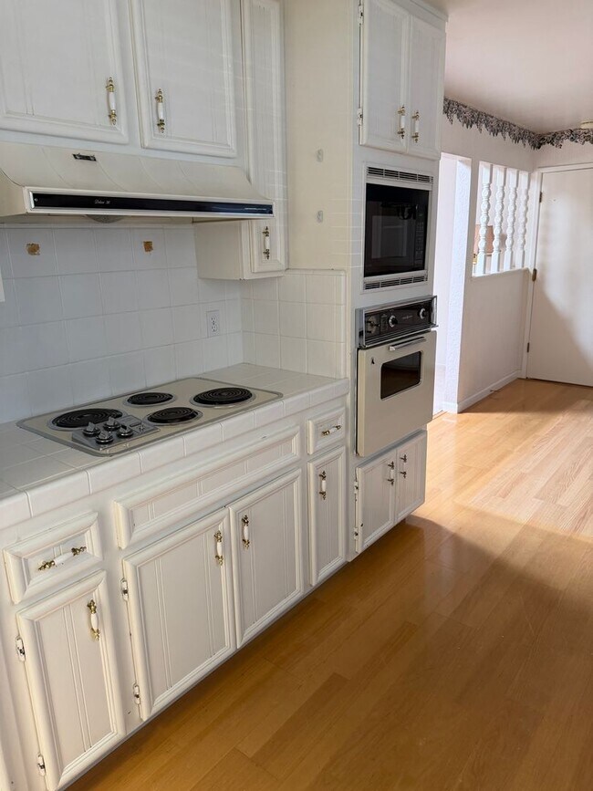 Building Photo - 3 Bedroom 2 bath with Rv Parking