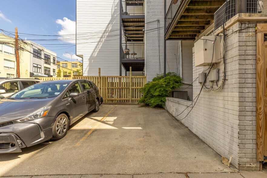 Building Photo - 2432 Ontario Rd NW