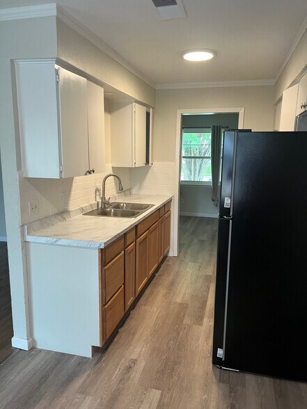 Building Photo - 562 W Ferndale Ln