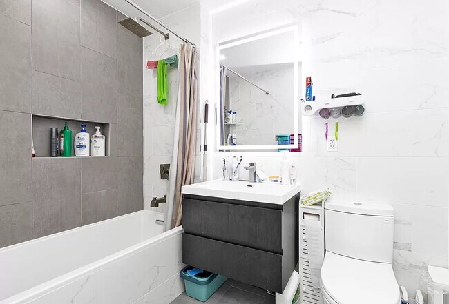 Building Photo - Comfortable Living in a Desirable Area