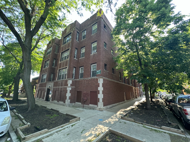 Building Photo - 1507 W Schreiber Ave