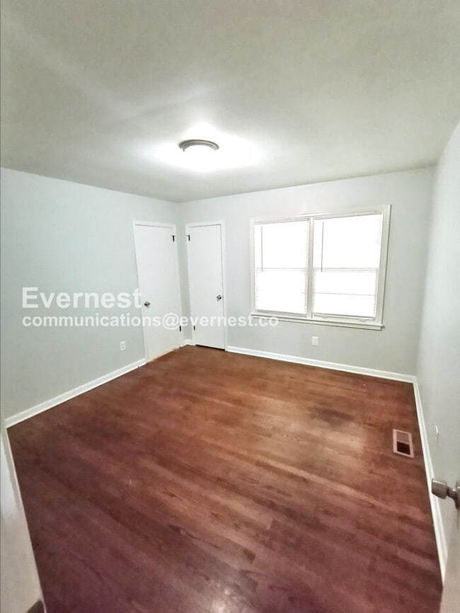 Building Photo - 3 Bed, 1.5 Bath Home with Off-Street Parking / Pet-Friendly / Vouchers Accepted / Coming Soon!