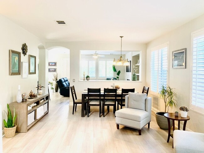 Building Photo - ***GORGEOUS 4BD/2.5BA HOUSE AVAILABLE IN O...