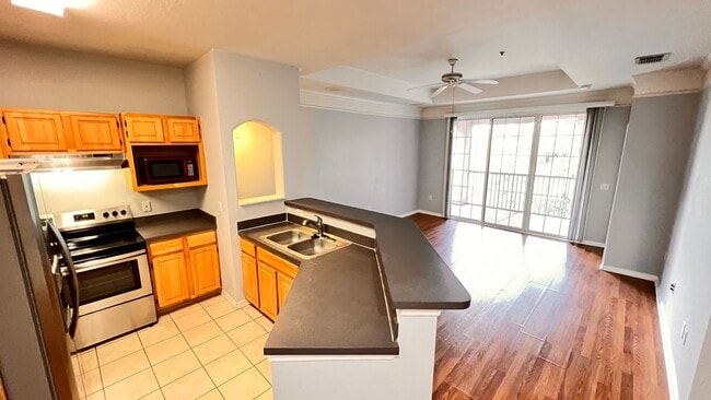 Building Photo - Two Bedroom in Metrowest AVAILABLE NOW!