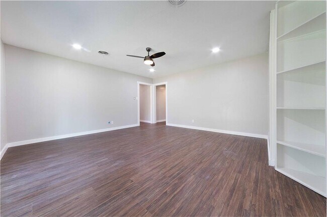 Building Photo - 11603 Oak Trail