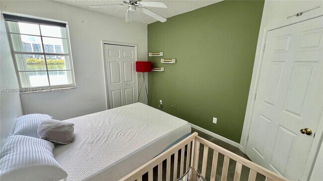 Building Photo - 3255 NE 184th St