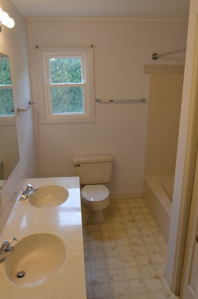 Building Photo - 7 Rivendell Dr