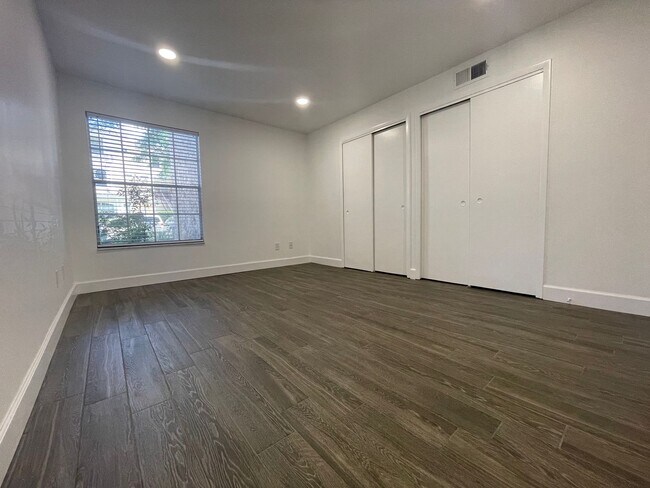 Building Photo - Renovated 2 Bedroom, 2 Bath First Floor in...