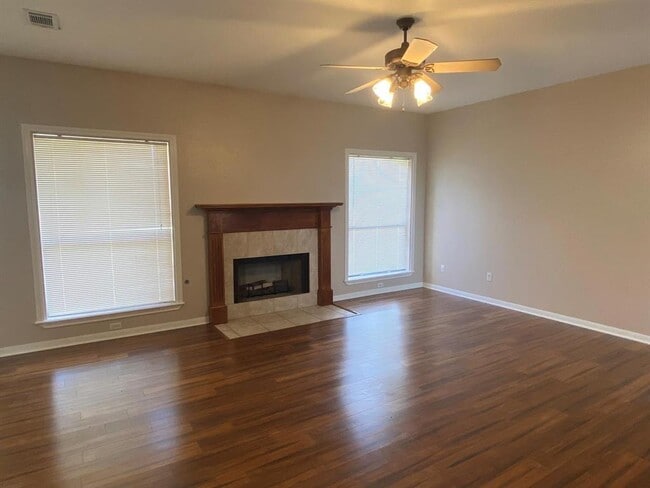 Building Photo - 104 Sumac St