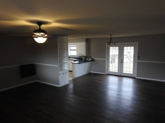 Building Photo - Move-in Ready!  3-Bed, 2-Bath Farmington Home.  Fenced-in backyard + 2x Car Garage