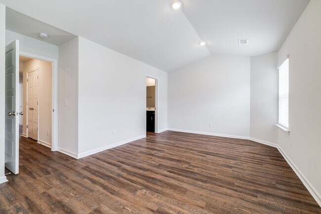 Building Photo - 3 Bed 2.5 Bath Townhome in Lakeshore — Built in 2023!