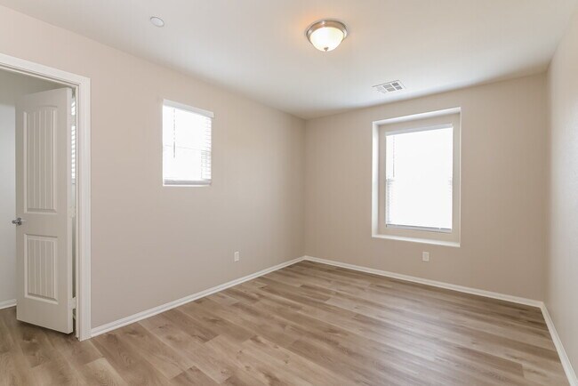 Building Photo - 892 Harbor Ave