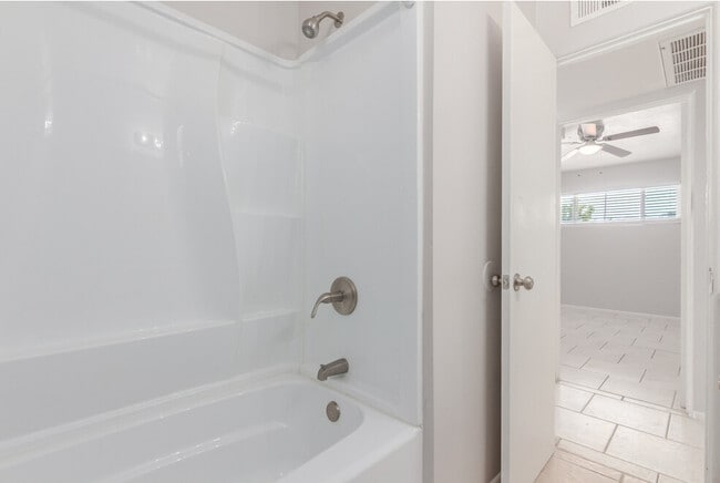 Building Photo - 2124 W Turney Ave