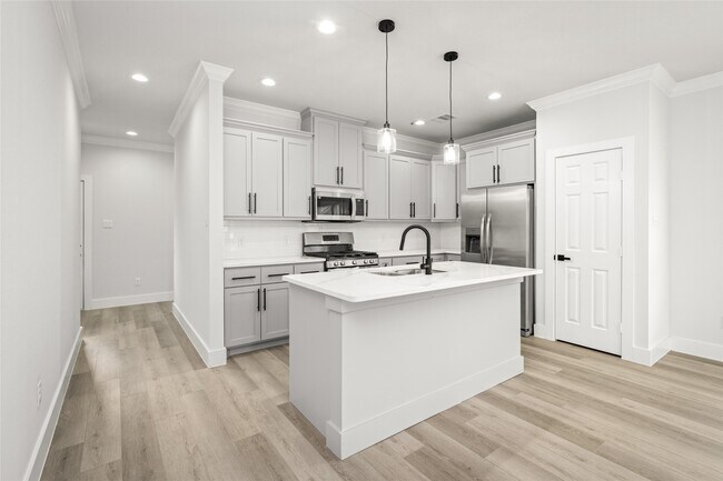 Building Photo - 8056 Meadowbrook Dr