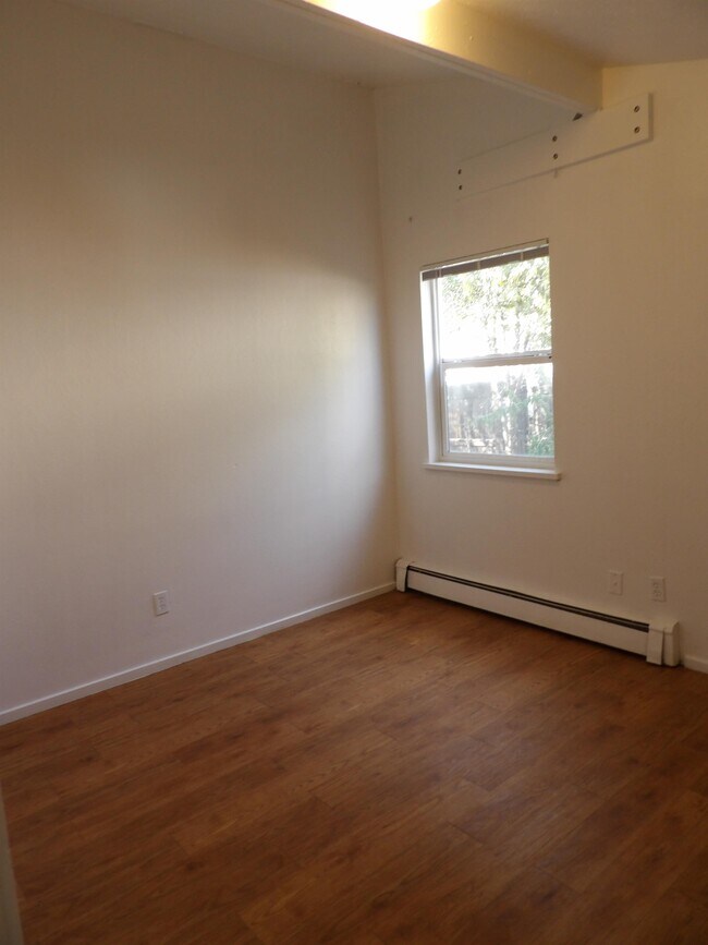 Building Photo - 1545 E 6th St