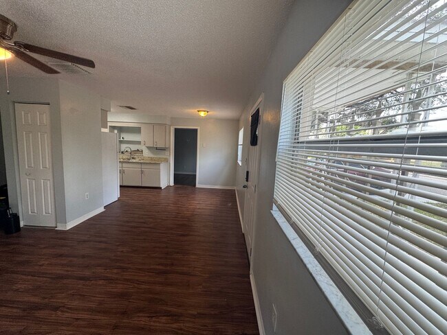 Building Photo - Charming Three Bedroom One Bathroom House ...