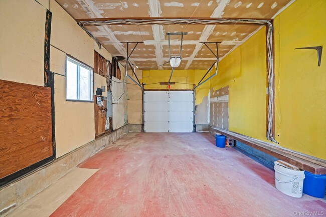 Building Photo - 45 Roslyn Rd
