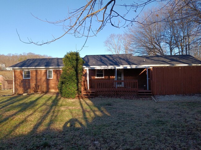 Building Photo - 4 Bedroom / 2.5 Bath Home Johnson City, TN...