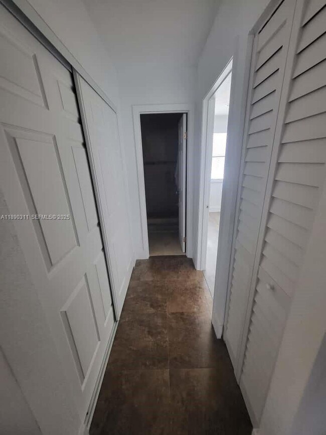 Building Photo - 1236 N Hiatus Rd