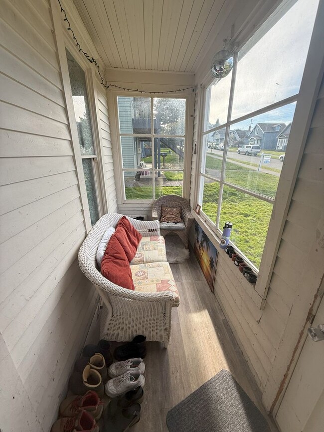 Building Photo - Great 6 bdrm/2 bath close to WWU and downtown