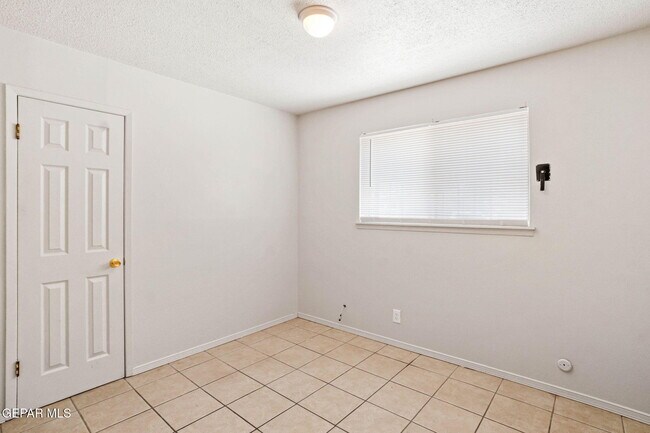 Building Photo - 4908 Royal Dr