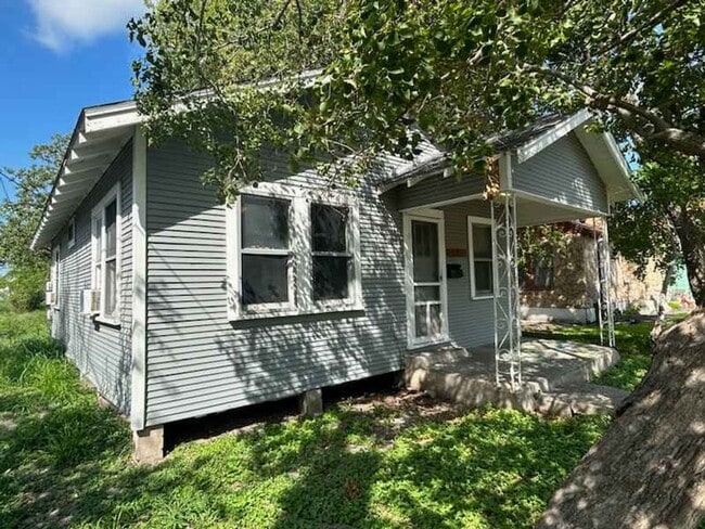 Building Photo - Simple 2/1 downtown