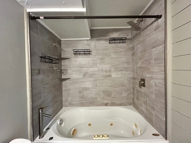 Building Photo - Newly Renovated 2 bedroom 1 Bath Duplex in Noblesville