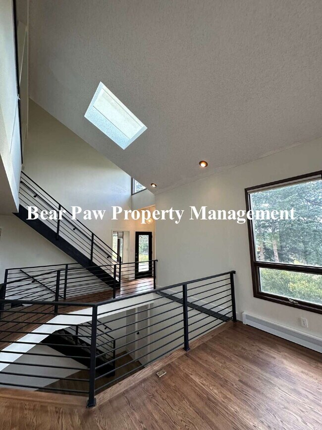 Building Photo - Spacious 4-Bed, 4.5-Bath Retreat in with B...
