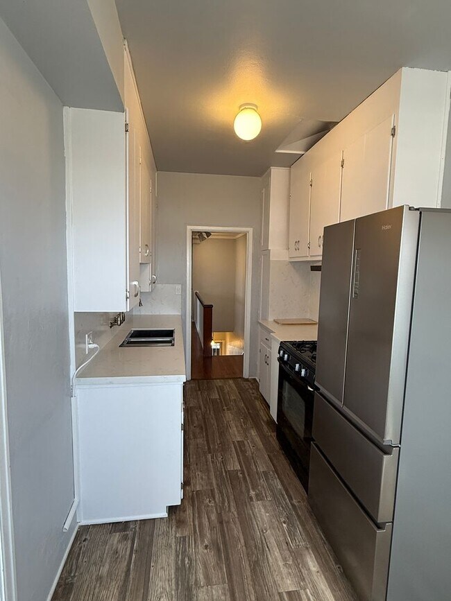 Building Photo - Beautiful 2 bedroom 1 bathroom upstairs ap...