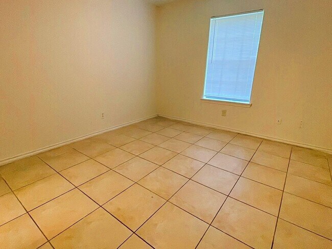 Building Photo - 1307 Brenda Ln