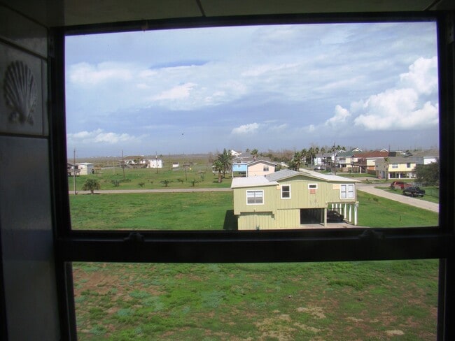 Building Photo - Fenced Jamaica Beach 3/2/1 Tri-level Home