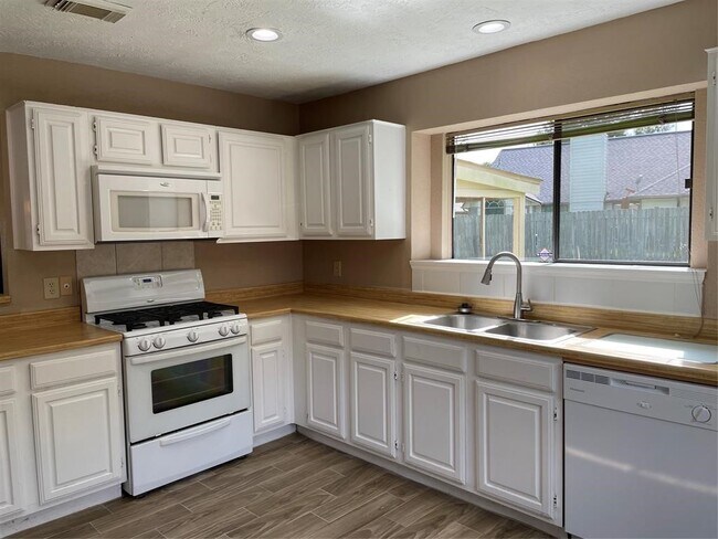 Building Photo - 21311 Meadowhill Dr