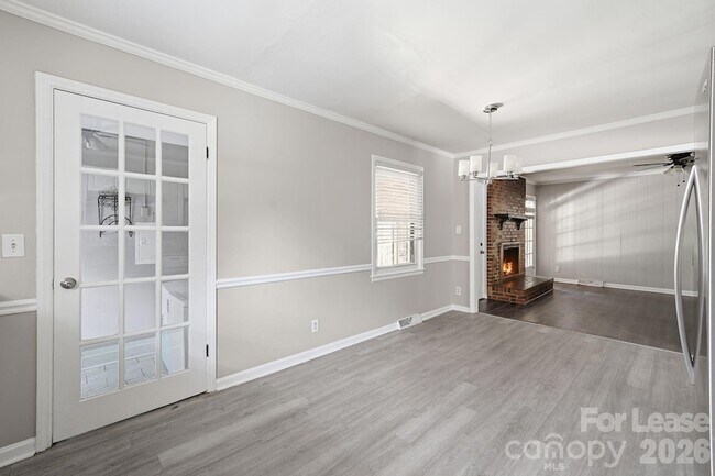 Building Photo - 4815 Carriage Dr Cir