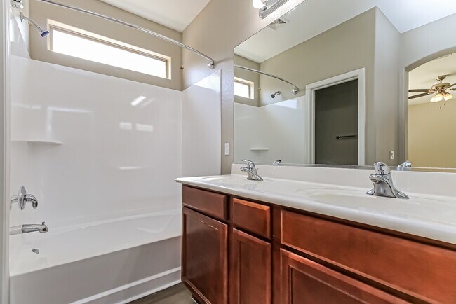 Building Photo - 3433 E Arianna Ave