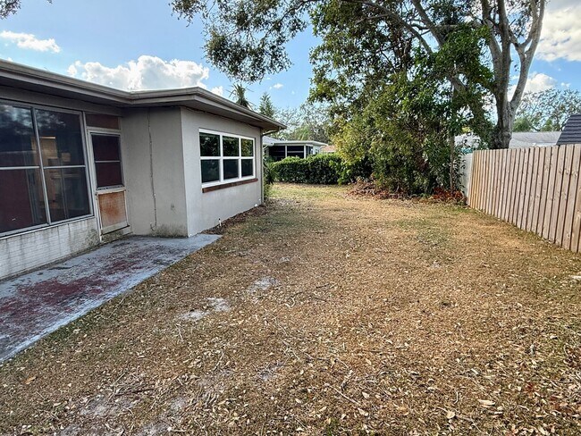 Building Photo - Beautiful Palm Harbor 2/2 Located on Peace...