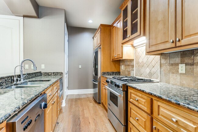 Building Photo - LUXURY 3-BEDROOM TOWNHOME IN ALAMO HEIGHTS