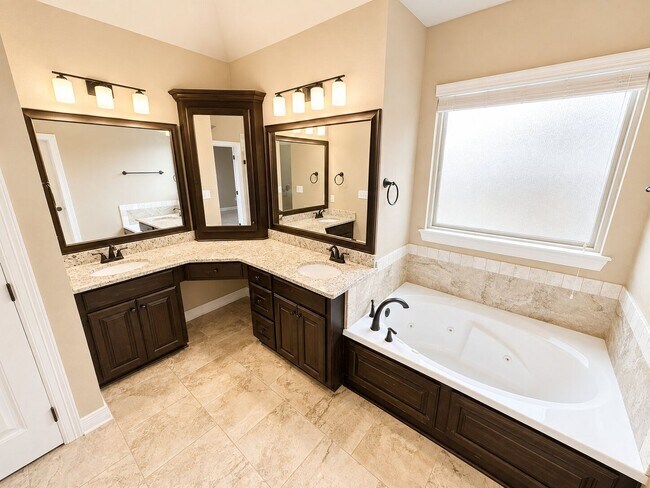 Building Photo - 922 Antler Dr