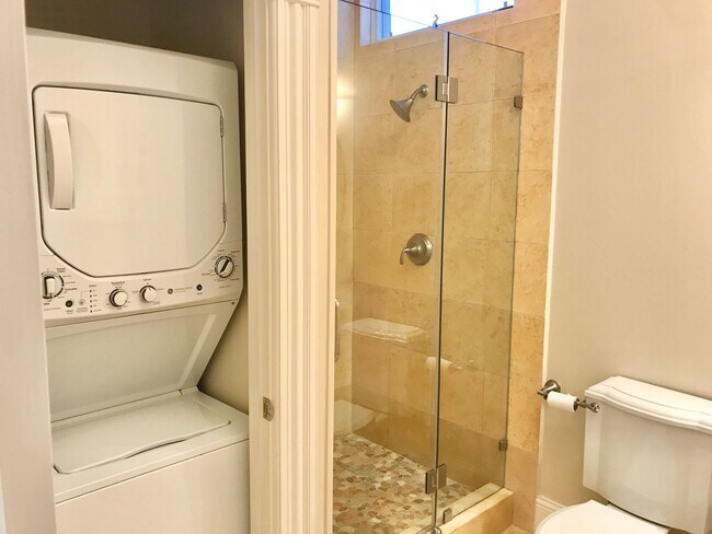 Building Photo - Handsome, Recently Renovated, 3BR/2BA Pac ...