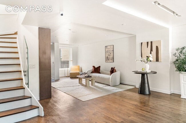 Building Photo - 135 E 38th St