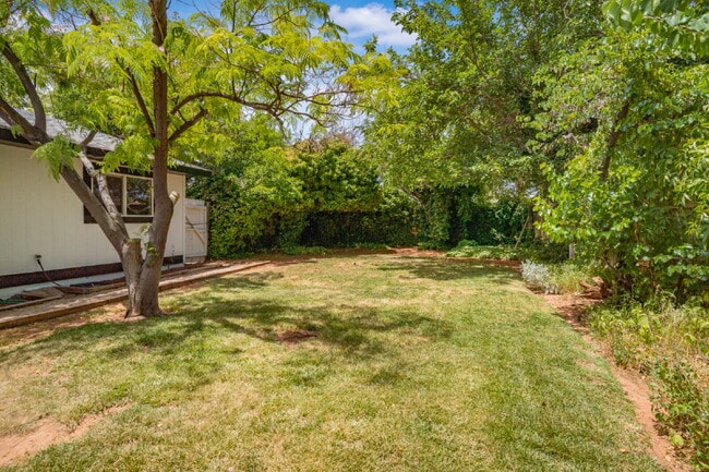 Building Photo - "Charming Newly Remodeled 4-Bed Oasis Touches in St. George – 1528 Sq Ft of Comfort!"
